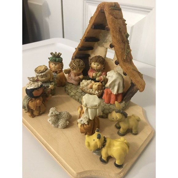 11 Piece Ceramic Christmas Nativity Scene w/Wood Crèche - Picture 4 of 12